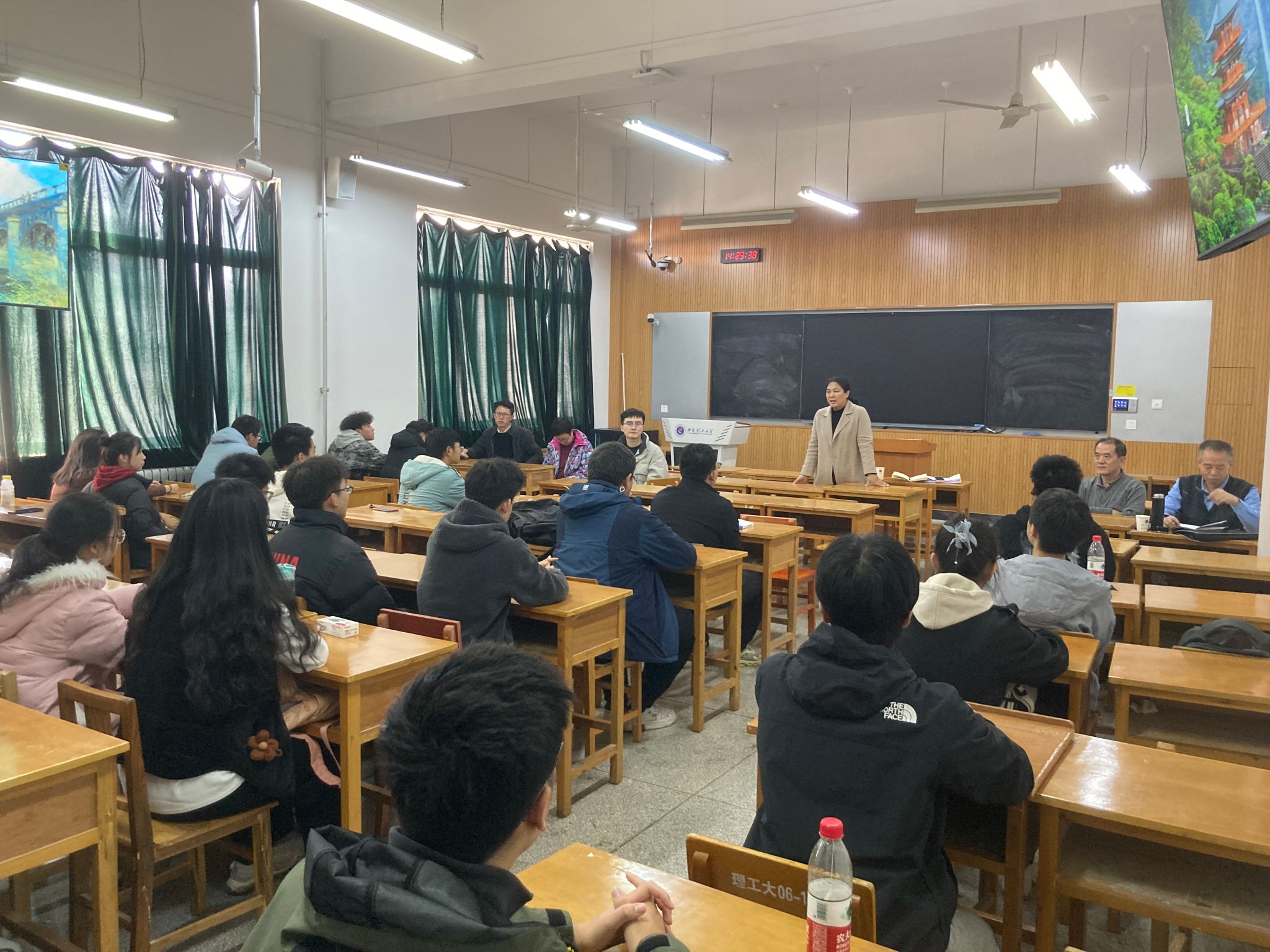 bevictor伟德国际召开大一、大二员工座谈会